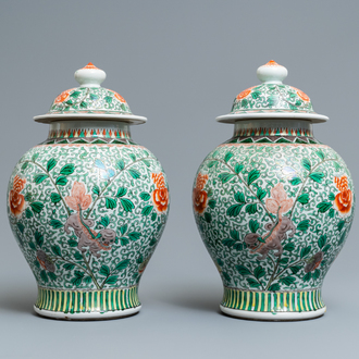 Une paire de vases couverts en porcelaine de Chine wucai à décor de lions bouddhistes, 19/20ème