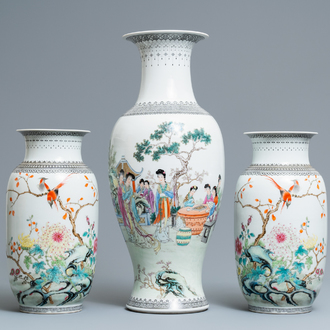 Trois vases en porcelaine de Chine famille rose, République