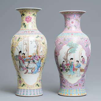 Deux vases en porcelaine de Chine famille rose, marque de Qianlong, République