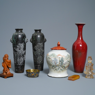 Une collection variée en porcelaine, bronze, bois et pierres dures, Chine, 19/20ème