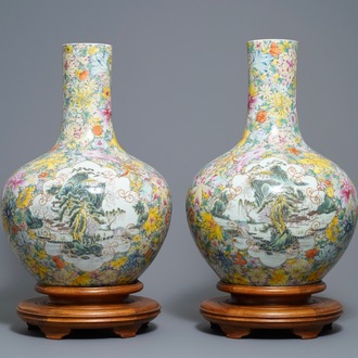 Une paire de vases de forme tianqiu ping en porcelaine de Chine famille rose, marque de Qianlong, ca. 1900