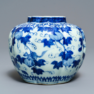 Un vase en porcelaine de Chine en bleu et blanc à décor d'écureuils et vignes, Wanli/Jiajing