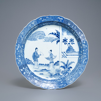 Un grand plat en porcelaine de Chine en bleu et blanc à décor de 'La Romance de la chambre de l'ouest', Qianlong