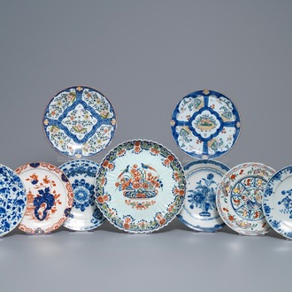 Une collection de neuf plats et assiettes en faïence de Delft polychrome et en bleu et blanc, 18ème