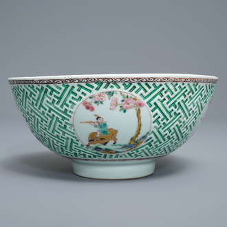 Un bol en porcelaine de Chine famille rose à décor en relief, Yongzheng