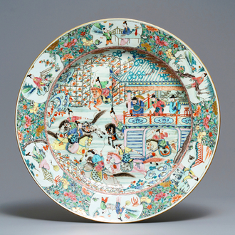 Un très grand plat en porcelaine de Chine famille rose à décor du 'Général Yang et Mu Guiying', Kangxi/Yongzheng