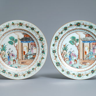 Une paire d'assiettes en porcelaine de Chine famille rose à décor mandarin, Qianlong