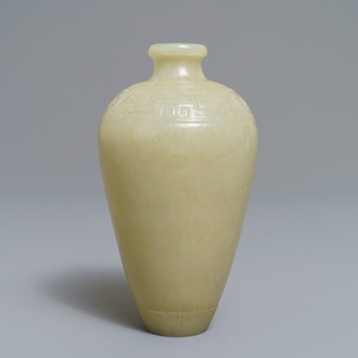 Een Chinese celadon jade meiping vaas met archaïsch decor, 19/20e eeuw