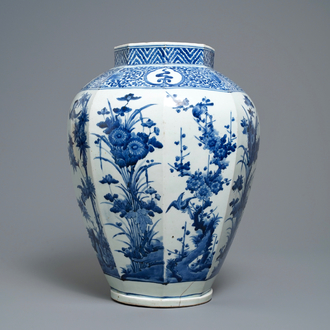 Een Japanse blauw-witte octagonale Arita vaas met floraal decor, Edo, 17e eeuw