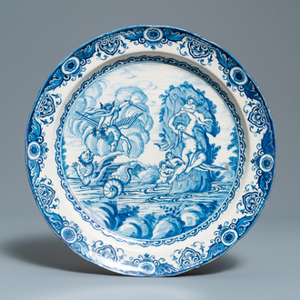 Un plat en faïence de Delft en bleu et blanc à décor mythologique de 'Persée et Andromède', 17/18ème