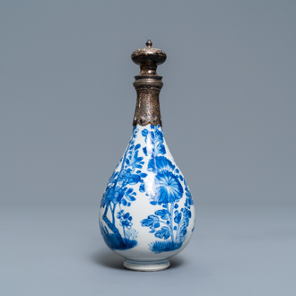 Un vase en porcelaine de Chine en bleu et blanc à monture en argent, Kangxi