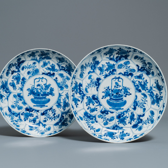 Une paire de plats en porcelaine de Chine en bleu et blanc à décor de paniers fleuris, Kangxi