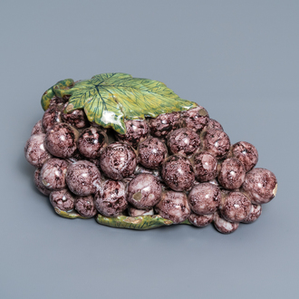 Une boîte couverte en forme d'une grappe de raisins en faïence de Delft polychrome, 18ème