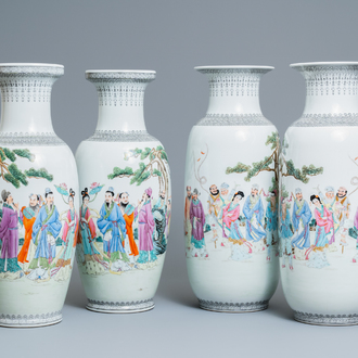 Deux paires de vases en porcelaine de Chine famille rose, marques de Qianlong, République
