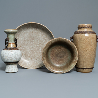 Deux vases, un bol et un plat en porcelaine de Chine craquelé de type ge, 18/19ème