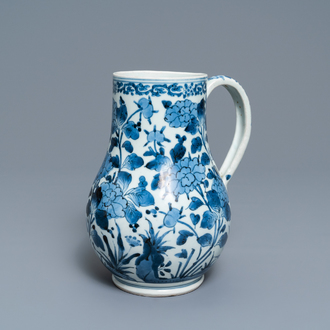 A Japanese blue and white Arita mug with floral design, Edo, 17/18th C.