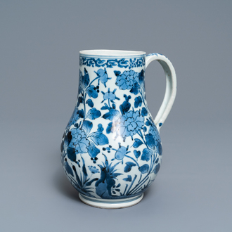 Een Japanse blauw-witte Arita kan met floraal decor, Edo, 17/18e eeuw