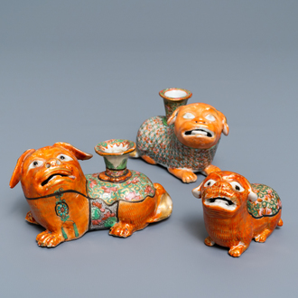 Trois modèles de chiens en porcelaine de Chine famille rose de Canton dont deux bougeoirs, 19ème