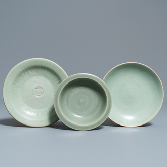 Drie Chinese Longquan celadon schotels, Song en Ming