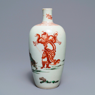 Un vase en porcelaine de Chine famille verte à décor de Zhong Kui, Kangxi