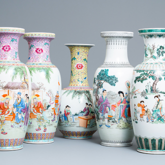 Cinq vases en porcelaine de Chine famille rose et verte, République