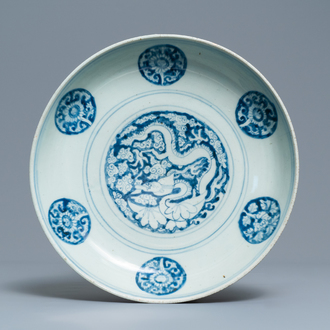 Un plat en porcelaine de Chine en bleu et blanc à décor d'un dragon de mer, marque de Jiajing, Ming