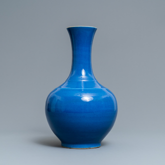 Un vase de forme bouteille en porcelaine de Chine bleu poudré monochrome, marque et époque de Guangxu