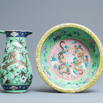 Une grande verseuse et son bassin en porcelaine de Chine famille rose à décor de dragons, 19ème