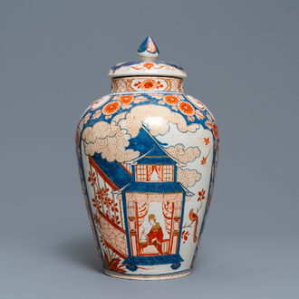 A Dutch Delft doré Imari-style chinoiserie vase and cover, 1st quarter 18th C.