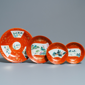 Quatre plats en porcelaine de Chine famille rose à fond rouge de corail, marques de Qianlong, 19ème