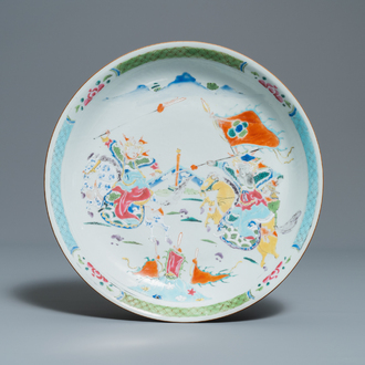Un plat en porcelaine de Chine famille rose à décor de guerriers équestres, Qianlong