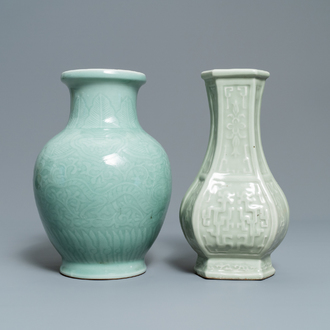 Twee Chinese monochrome celadon vazen, 19/20e eeuw