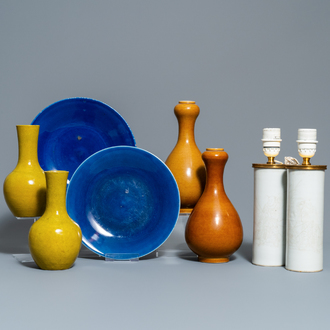 Trois paires de vases et une paire de plats en porcelaine de Chine monochrome, 19/20ème