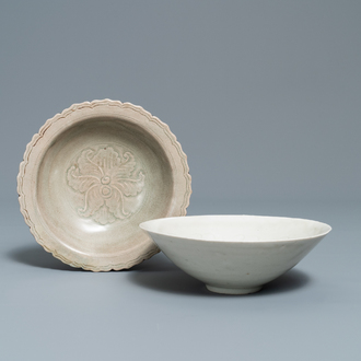 Deux bols en porcelaine de Chine céladon et qingbai, Song et Yuan