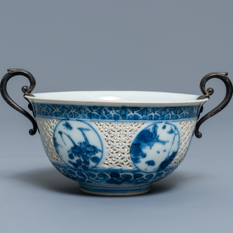 Un bol ajouré en porcelaine de Chine en bleu et blanc à monture en argent, époque Transition