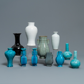 Onze petits vases en porcelaine de Chine monochrome et verre de Pékin, Kangxi et après
