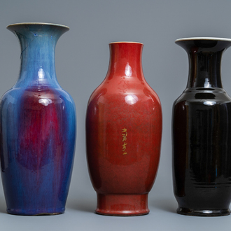 Trois vases en porcelaine de Chine monochrome, 19ème