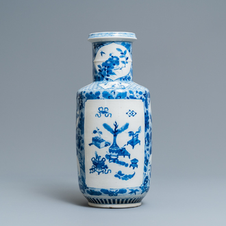 Un vase de forme rouleau en porcelaine de Chine en bleu et blanc, 19ème