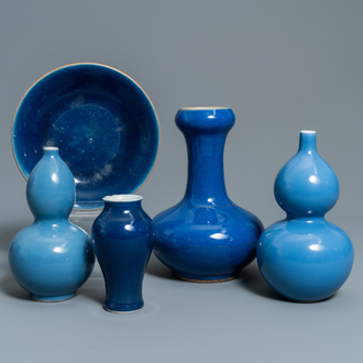 Cinq pièces en porcelaine de Chine bleu monochrome, 19/20ème
