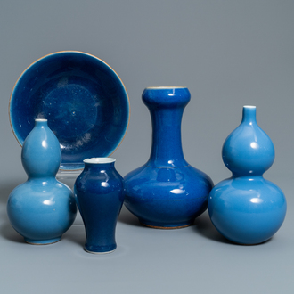 Five Chinese monochrome blue wares, 19/20th C.