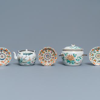 A Chinese famille rose teapot, a covered bowl and three Bencharong bowls on stand, 19th C.