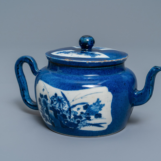 Une théière couverte en porcelaine de Chine à fond bleu poudré, Kangxi
