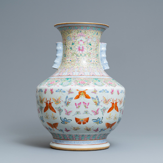 Un vase de forme hu en porcelaine de Chine famille rose à décor de papillons, marque de Qianlong, 20ème