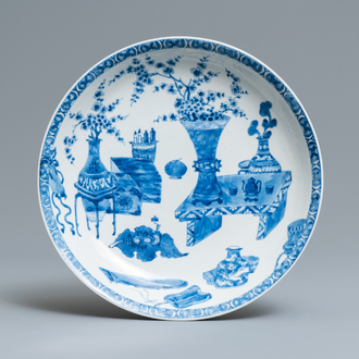 Un plat en porcelaine de Chine en bleu et blanc à décor d'antiquités, Kangxi
