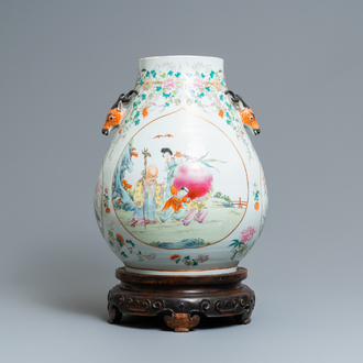 Un vase de forme hu en porcelaine de Chine famille rose à décor d'immortels, marque de Qianlong, 19ème