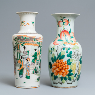 Un vase de forme rouleau en porcelaine de Chine famille verte et un en famille rose, 19ème