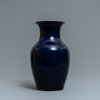 Een Chinese monochrome 'sacrificial blue' vaas, Qianlong