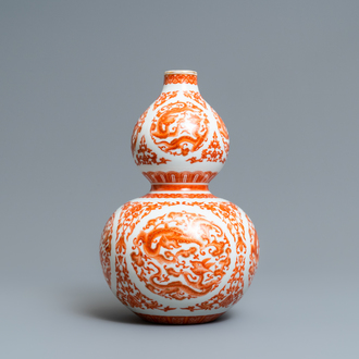 Un vase de forme double gourde en porcelaine de Chine rouge de fer et doré, marque de Qianlong, République