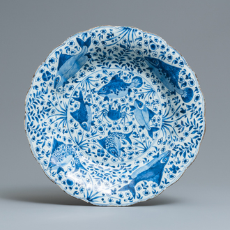 Un grand plat godronné en porcelaine de Chine en bleu et blanc à décor de poissons, Chine, Kangxi