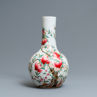 Un vase de forme bouteille en porcelaine de Chine famille rose, marque de Guangxu, 19/20ème
